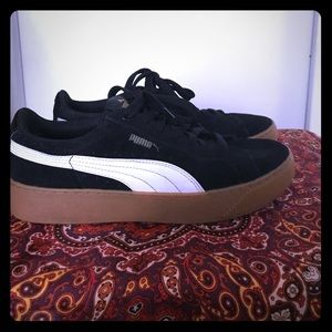 Women’s black platform pumas
